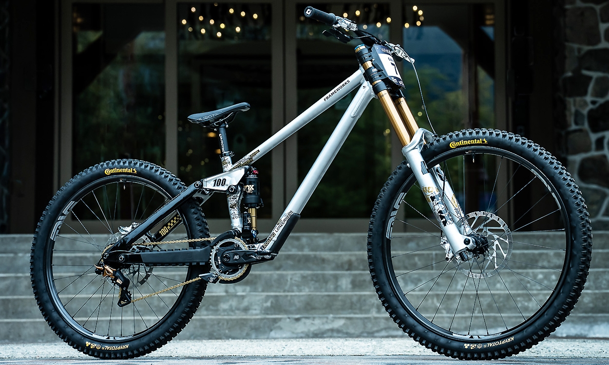 A picture of a pro race mountain bike